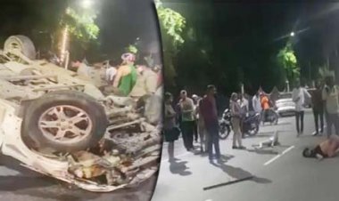 टायर फटने से पलटी स्कार्पियो में फंसा परिवार:लखनऊ में लोहिया पथ की घटना, राहगीरों ने कार के शीशे तोड़ निकाला परिवार, एक की मौत