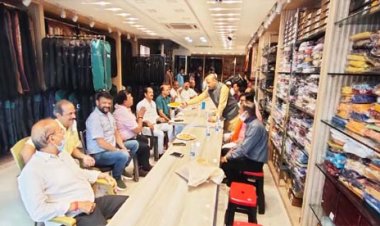 लखनऊ : अमीनाबाद व्यापार संघर्ष समिति की महत्वपूर्ण बैठक श्री राम रोड स्थित कोहिनूर  कलेक्शन में संपन्न हुई