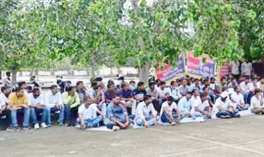 लखनऊ में दरोगा भर्ती के अभ्यर्थियों ने किया प्रदर्शन:14 महीने से ज्वाइनिंग का इंतजार कर रहे 2400 से ज्यादा अभ्यर्थी, इको गॉर्डन में झाड़ू लगाकर विरोध जताया