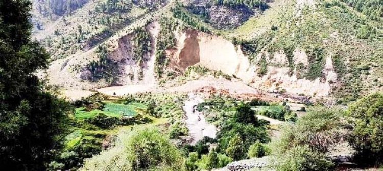 हिमाचल प्रदेश   के लाहौल स्पीति और उत्तराखंड के चमोली में भरभराकर पूरा पहाड़ नदी में समा गया, पानी का बहाव रूकने से कई गांव खतरे में