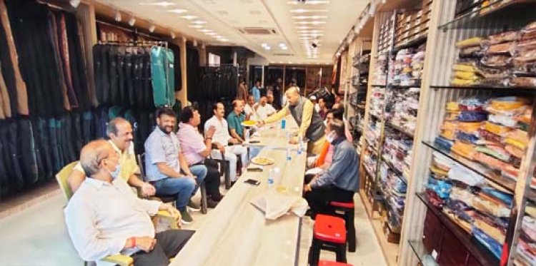लखनऊ : अमीनाबाद व्यापार संघर्ष समिति की महत्वपूर्ण बैठक श्री राम रोड स्थित कोहिनूर  कलेक्शन में संपन्न हुई