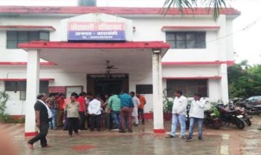 एंटी करप्शन टीम ने रंगे हाथों पकड़ा : बाराबंकी में पूर्व प्रधान से 10 हजार रुपये रिश्वत लेते वीडियो ग्राम विकास अधिकारी विनोद कुमार सिंह हुआ गिरफ्तार