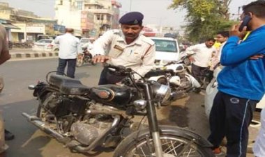 बिना नंबर की बुलेट से पहुंचे ‘दारोगा जी’, SSP ने रोककर निकाली चाबी और बाइक की सीज