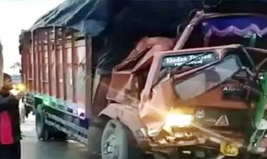ग्रेटर नोएडा : ईस्टर्न पैरिफेरल एक्सप्रेस वे में हादसा:तेज रफ्तार कैंटर ने मारी टक्कर, केबिन में फंसे ड्राइवर और क्लीनर; 1 की मौत, 1 घायल