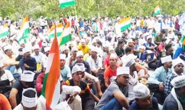 आरक्षण की मांग को लेकर सड़कों पर उतरे OBC/SC अभ्यर्थी : लखनऊ के ईको गॉर्डन में शिक्षक भर्ती के अभ्यर्थियों ने परिवार समेत किया प्रदर्शन