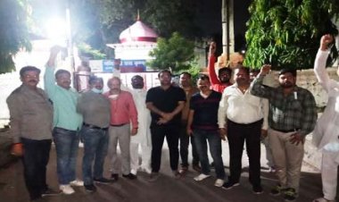 सर्राफा व्यापारियों ने आलमबाग कोतवाली का किया घेराव : सराफा एसोसिएशन ने दी आंदोलन की चेतावनी, ज्वैलर की 20 लाख रुपए की चांदी उड़ा ले गए थे टप्पेबाज