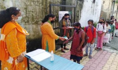 उत्तराखंड में खुले स्कूल : डेढ़ साल बाद प्राइमरी स्कूलों में बजी घंटी, छात्र-छात्राओं में दिखा उत्साह