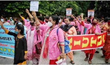 ASHA आंगनवाड़ी कार्यकर्ताओं की राष्ट्रव्यापी हड़ताल, जोखिम भत्ता और बीमा कवर मांग लेकर हो रहा है प्रदर्शन