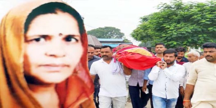 Uttar Pradesh Terror of monkeys : बंदरों के आतंक से दूसरी मंजिल से गिरीं BJP नेता की पत्नी सुषमा चौहान,  हुई मौत