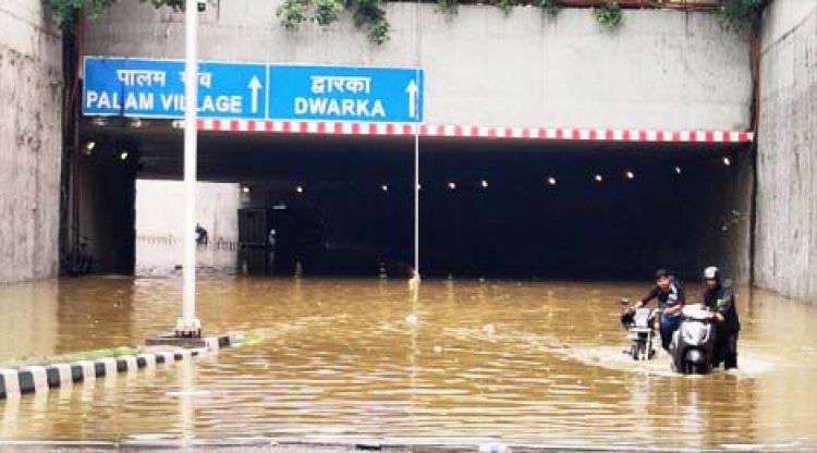 दिल्‍ली में 46 वर्षों में सबसे अधिक बारिश, एयरपोर्ट, सड़कें स्विमिंग पूल में तब्‍दील, दिल्ली के द्वारका अंडरपास में भरा पानी