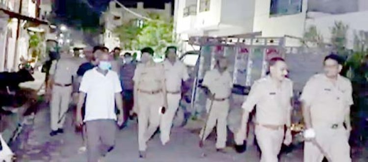 कानपुर में GSVM के जूनियर डॉक्टरों से मारपीट:शराब पीकर हंगामा करने का आरोप, लोगों ने समझाया तो भिड़ गए, फिर लोगों ने दौड़ाकर पीटा, कार भी तोड़ डाली