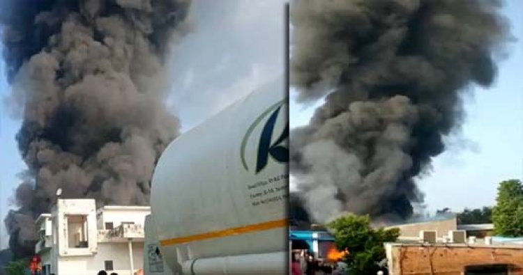 धमाके से फैली दहशत : फैक्ट्री में लगी आग, बीकेटी फायर स्टेशन के पास की घटना, काबू पाने में लगे तीन घंटे