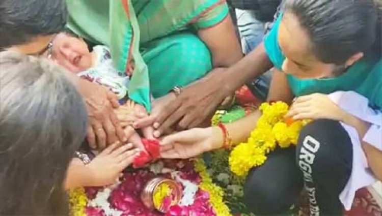 Madhya Pradesh : घर में 50 साल बाद बेटी ने लिया जन्म, गाजे-बाजे के साथ किया स्वागत; रास्ते में बिछाए गए फूल
