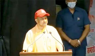 Yogi in Police Headquarters : उत्तर प्रदेश के मुख्यमंत्री योगी आदित्यनाथ ने आज लखनऊ स्थित उत्तर प्रदेश पुलिस मुख्यालय में पदक अलंकरण समारोह में हिस्सा लिया और पुलिसकर्मियों को सम्मानित भी किया