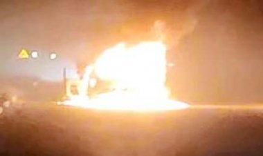 चलती कार बनी आग का गोला : गाड़ी के इंजन में खराबी आने से अचानक लग गई आग, चालक ने बाहर कूदकर बचाई जान