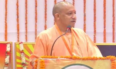सीएम योगी ने गोरखनाथ मंदिर में किया जनता दरबार का आयोजन, सुनी लोगों की फरियाद