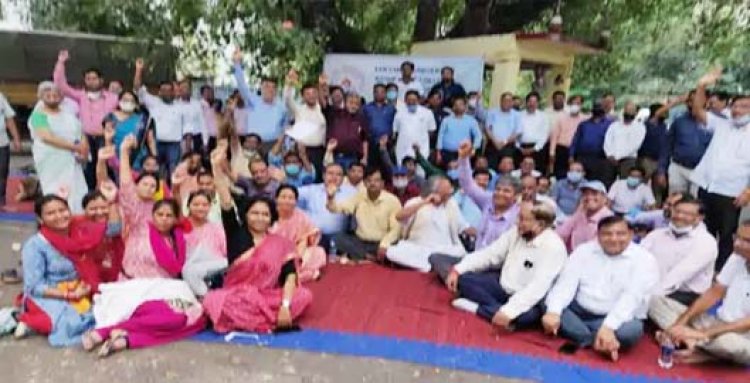लखनऊ विश्वविद्यालय में डिग्री कॉलेज शिक्षकों का प्रदर्शन : मांगें न पूरी करने पर सरकार के खिलाफ गुस्सा, LU में धरना देकर VC को सौंपा ज्ञापन
