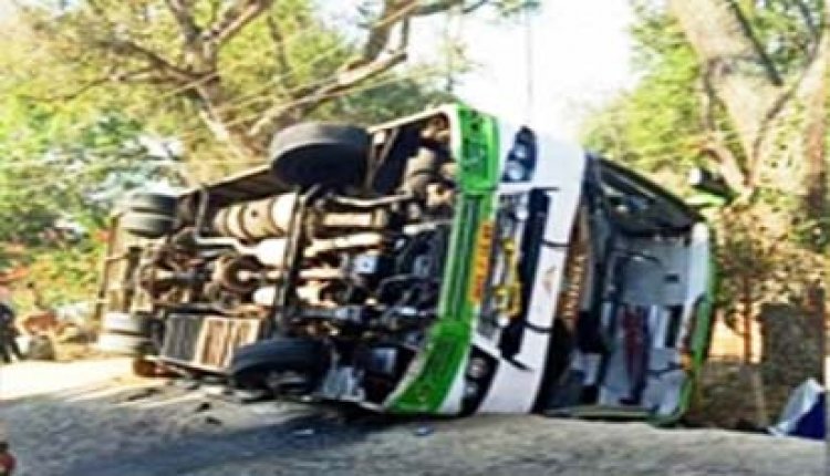 Road Accident : गोरखपुर से लुधियाना जा रही डबल डेकर बस पलटी! 17 यात्री हुए घायल, 1 की हालत गंभीर