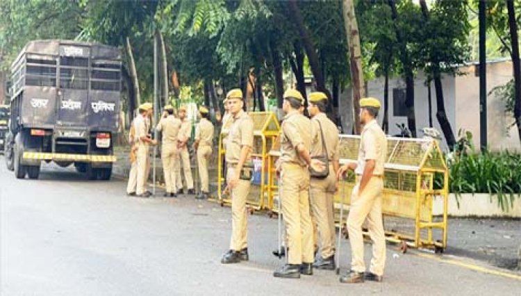 ADG Law and Order Prashant Kumar issued instructions : यूपी में 18 अक्टूबर तक पुलिसकर्मियों को नहीं मिलेगी छुट्टी, एडीजी ने इस कारण लगाई रोक