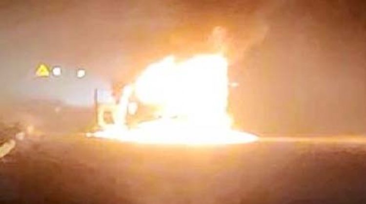 चलती कार बनी आग का गोला : गाड़ी के इंजन में खराबी आने से अचानक लग गई आग, चालक ने बाहर कूदकर बचाई जान
