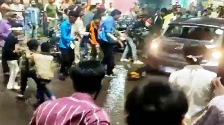 भोपाल में 'दुर्गा प्रतिमा विसर्जन समारोह' में कार सवार ने लोगों को कुचला, देखें ये Video