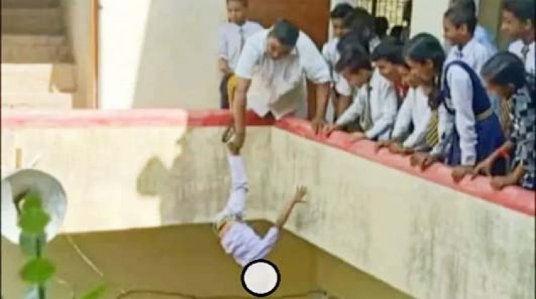 मिर्जापुर में स्कूल के प्रिंसिपल ने बच्चे को छत से उल्टा लटकाया, वायरल तस्वीर के बाद हुआ एक्शन