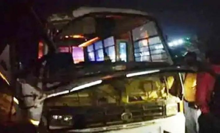 मैनपुरी में ट्रक के टकराई बस, 40 यात्री घायल : ट्रक ड्राइवर के ब्रेक लगाने से पीछे से जा घुसी बस, 8 यात्रियों की हालत गंभीर
