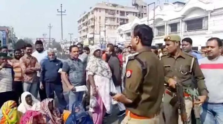मेरठ में नगर निगम के खिलाफ महिलाओं ने लगाया जाम : सीवर लाइन जाम होने पर सड़क पर उतरी महिलाएं, एक घंटे तक मुख्य मार्ग जाम किया