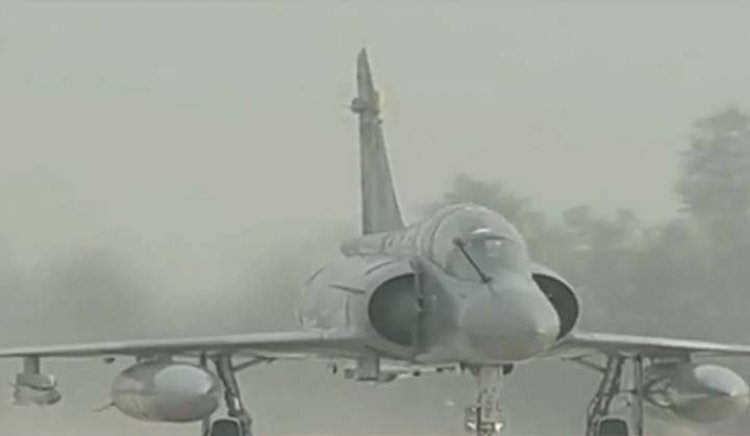 टच एंड गो ऑपरेशन : पूर्वांचल एक्सप्रेस-वे पर शानदार एयरशो दिखाया गया जिसमें पाकिस्तान में घुसकर तबाही मचाने वाले वाले विमान शानदार करतब दिखाते हुए नजर आए