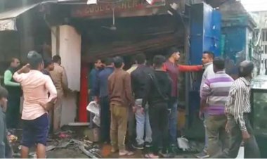 लखनऊ : घनी बाजार में लगी भीषण आग:अमीनाबाद में दुकान में आग लगने से मची अफरा-तफरी, दमकल की दो गाड़ियों ने पाया काबू
