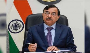 Election Commission of India : चुनाव आयोग का बड़ा फैसला, पोलिंग बूथ तक न जा पाने वाले 80 साल से ज्यादा उम्र के बुजुर्ग भी डाल सकेंगे वोट, घर पहुंचेगी EC की टीम