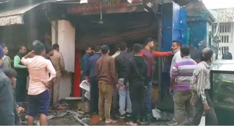लखनऊ : घनी बाजार में लगी भीषण आग:अमीनाबाद में दुकान में आग लगने से मची अफरा-तफरी, दमकल की दो गाड़ियों ने पाया काबू