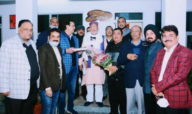 जीएसटी न बढ़ाए जाने पर वित्त मंत्री सुरेश खन्ना का जोरदार स्वागत, राजधानी के कपड़ा व्यापारियों ने किया अभिनंदन