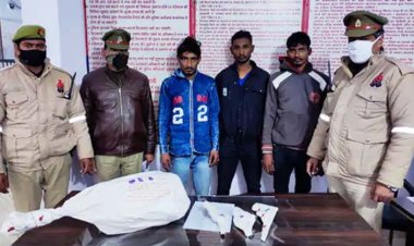 अलीगढ़ में तमंचा फैक्ट्री पकड़ी, 3 गिरफ्तार : पुलिस ने टीम बनाकर की कार्रवाई, बने-अधबने तमंचे और कारतूस बरामद