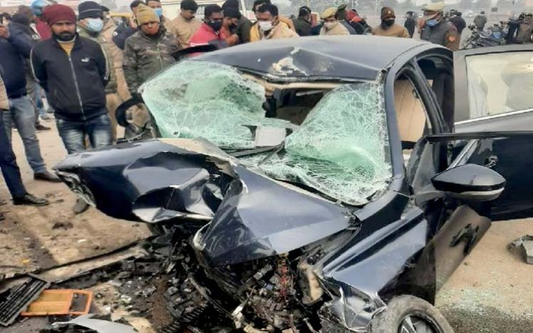 1090 चौराहे पर 100 की स्पीड में कार ने युवक को रौंदा  :  लखनऊ में  बाइक को टक्कर मारने के बाद 55 फीट दूर दीवार से टकराई कार, तीन की मौत