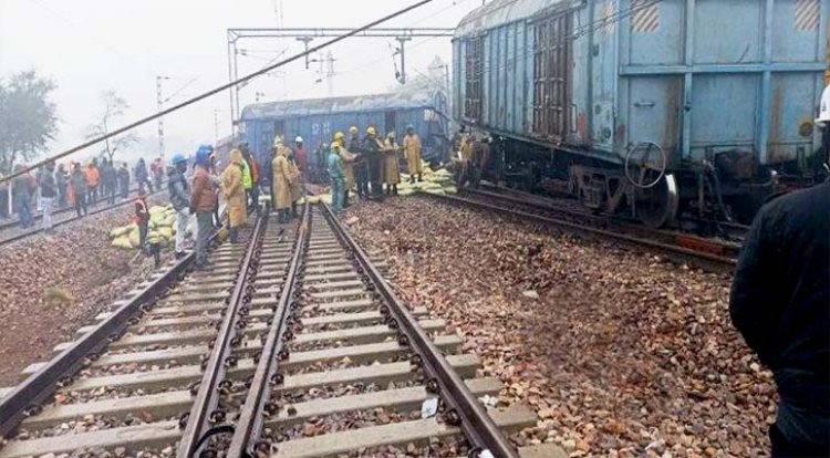 उत्तर प्रदेश के मथुरा में दिल्ली-आगरा ट्रैक पर मालगाड़ी के 15 डिब्बे पटरी से उतरे; रेल यातायात ठप, कई ट्रेनों का रूट बदला