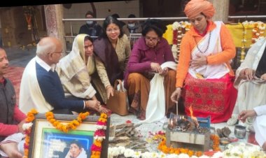 मनकामेश्वर मठ मंदिर में भारत रत्न लता मंगेशकर की स्मृति में हुआ यज्ञ : मुलैठी की दी गई आहूतियां, भजनों के माध्यम से दी गई स्वरांजलि