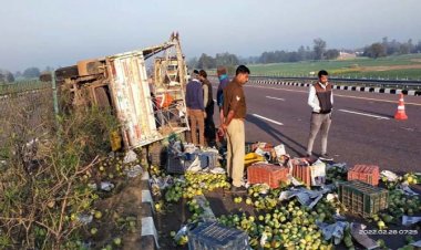 उत्तर प्रदेश के उन्नाव में एक्प्रेसवे पर अमरूद से लदा लोडर पलटा :  2 की मौत; 3 गंभीर घायल, घायलों को इलाज के लिए अस्पताल भेजा गया