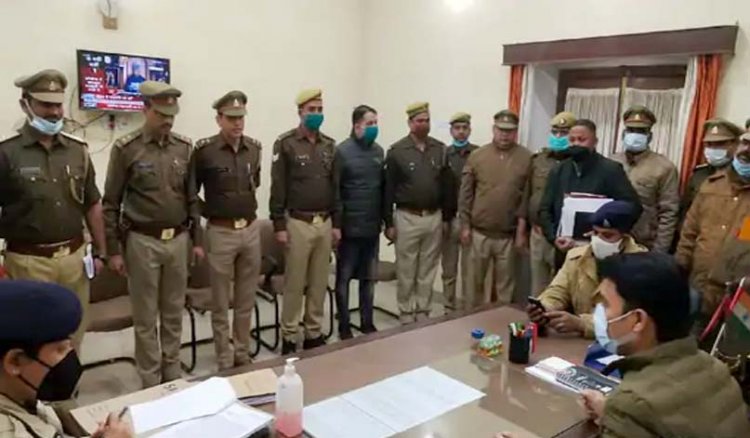 गोरखपुर SSP ने 10 पुलिसकर्मियों को किया सम्मानित : इंटरनेशन वाहन चोरी गैंग पकड़ने पर मिला सम्मान, भूटान से बरामद की कार