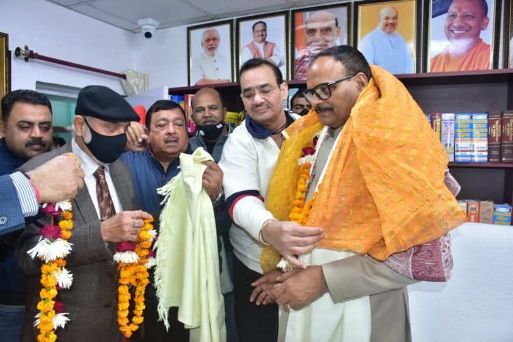 कैंट सीट पर भाजपा प्रत्याशी बृजेश पाठक को दिया समर्थन : सिंधी व पंजाबी समाज के पदाधिकारियों ने घर पहुँचकर किया अभिनंदन व स्वागत