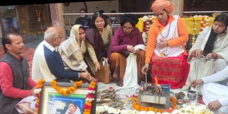 मनकामेश्वर मठ मंदिर में भारत रत्न लता मंगेशकर की स्मृति में हुआ यज्ञ : मुलैठी की दी गई आहूतियां, भजनों के माध्यम से दी गई स्वरांजलि