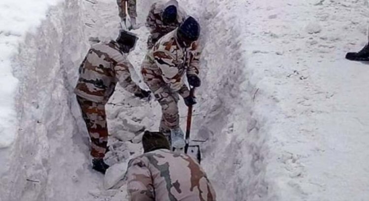 अरुणाचल प्रदेश : बर्फीले तूफान की चपेट में आए पेट्रोलिंग टीम के 7 जवानों की हुई मौत, बाहर निकाले गए शव