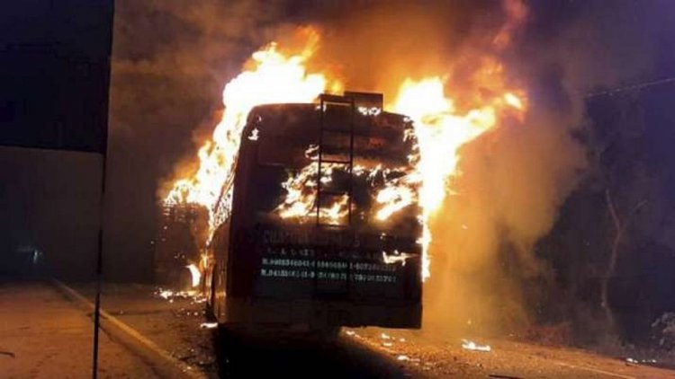 उत्तर प्रदेश के बरेली में प्राइवेट बस की टक्कर से बुजर्ग की मौत, गुस्साए लोगों ने बस में लगाई आग