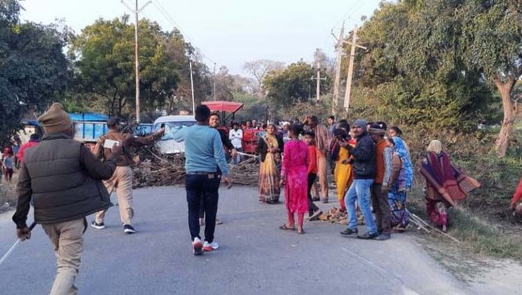 उत्तर प्रदेश के उन्नाव में युवक की मौत के बाद ग्रामीणों ने सड़क की जाम, पुलिस पर ईंट-पत्थर से किया हमला