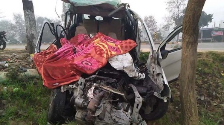 उत्तर प्रदेश के बाराबंकी जिले सड़क हादसा: कंटेनर से टकराई कार, दो बच्चों समेत छह लोगों की मौत