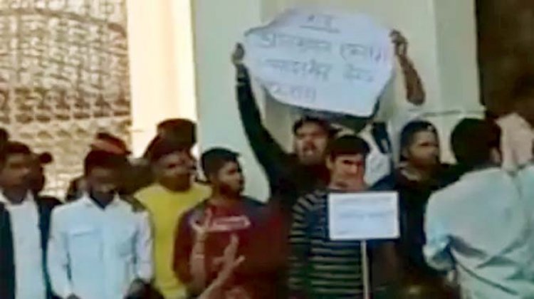 इलाहाबाद विश्वविद्यालय में ऑनलाइन परीक्षा की मांग को लेकर छात्रों का विरोध प्रदर्शन, कैंपस में भारी संख्या में पुलिस बल तैनात