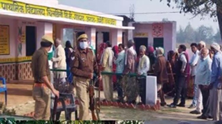 यूपी में पांचवे चरण का चुनाव: मतदान केंद्रों के बाहर लगी लंबी लाइन, कई जगह ईवीएम खराब होने की खबरें, वोटिंग जारी