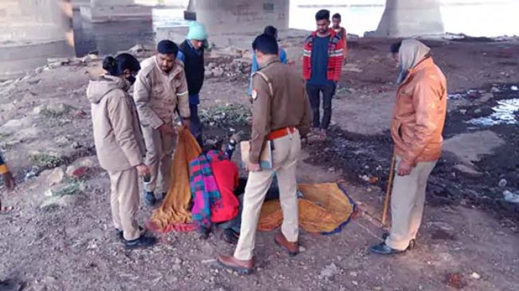 आगरा में यमुना किनारे पुल के नीचे मिला शव : 26 फरवरी को घर से लापता हो गई थी, पुलिस ने शव को पोस्टमार्टम के लिए भेजा