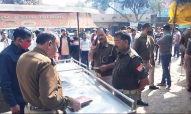 एटा कोतवाली क्षेत्र के अंतर्गत रेलवे रोड पर कूड़े के ढेर से मिला वीभत्स शव, ईंट से हत्या कर फोड़ीं आंखें फिर जलाया चेहरा