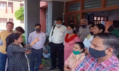 गाजियाबाद के सेंट मैरी स्कूल में पेरेंट्स का धरना : पूरी फीस न देने वाले बच्चों का रिजल्ट रोकने पर पेरेंट्स भड़के, प्रिंसिपल ने रिजल्ट के लिए मांगे दो दिन